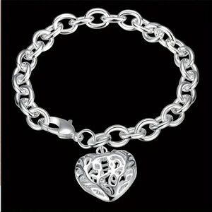 NWT Heart Shaped Pendant Fashionable Silvery Bracelet.
